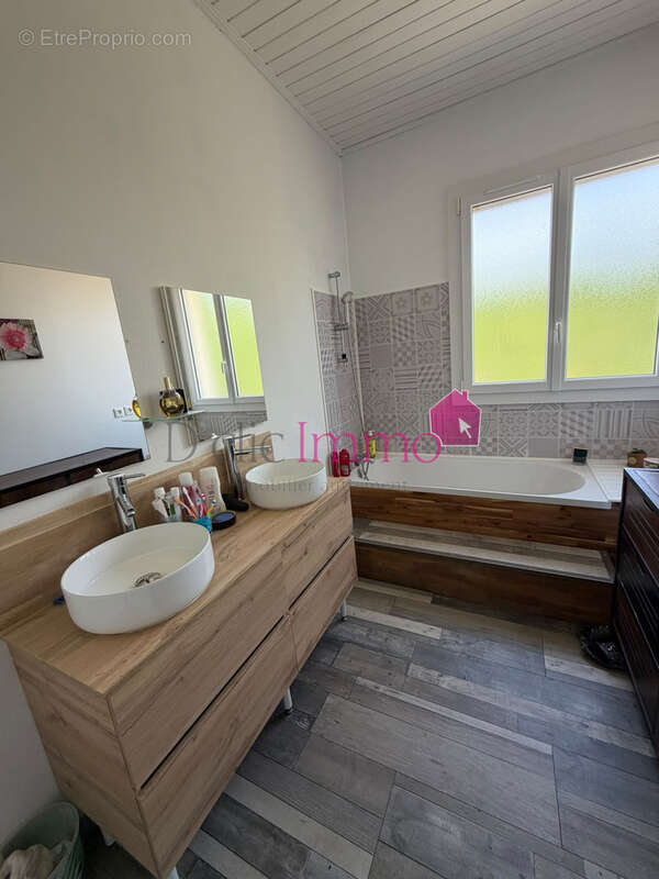 GIVRAND - Maison de 278m2 comprenant trois appartements - terrain clos de 2156 m2 - photo 11
