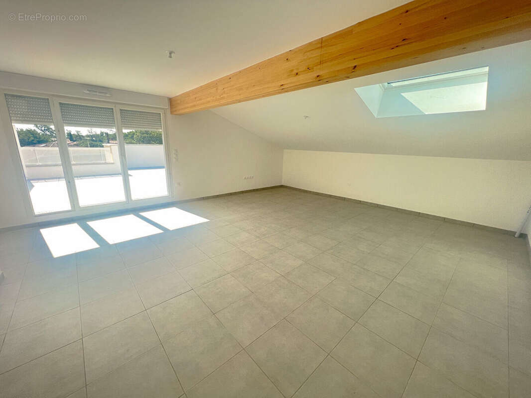 Appartement à PINS-JUSTARET