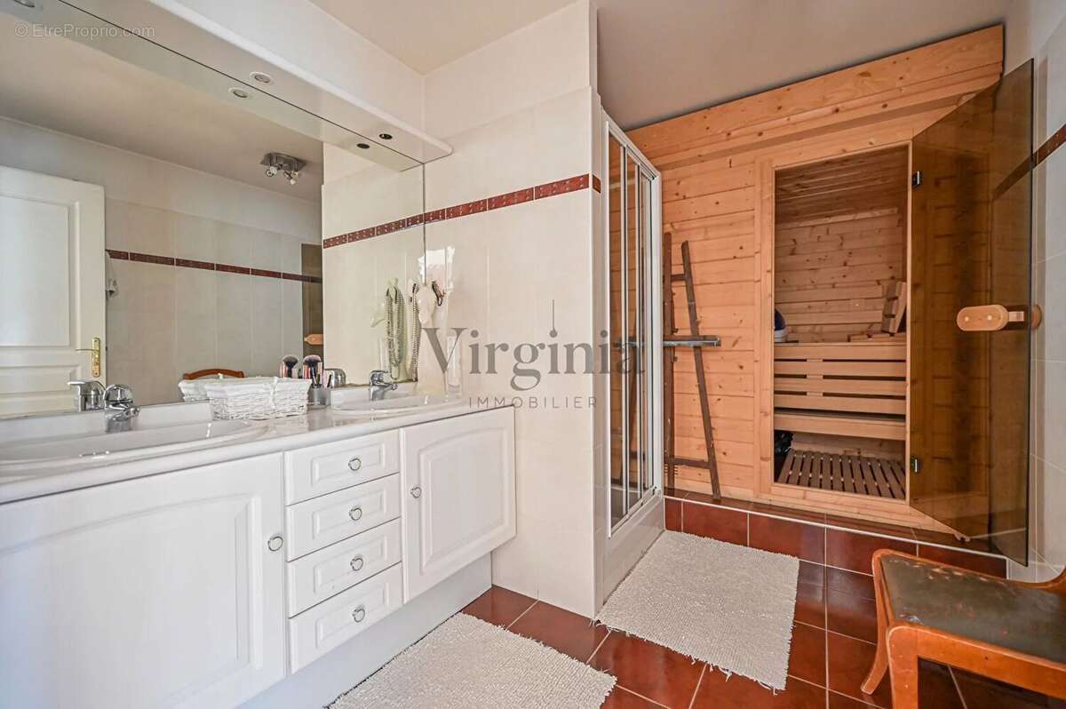 Appartement à CHARENTON-LE-PONT