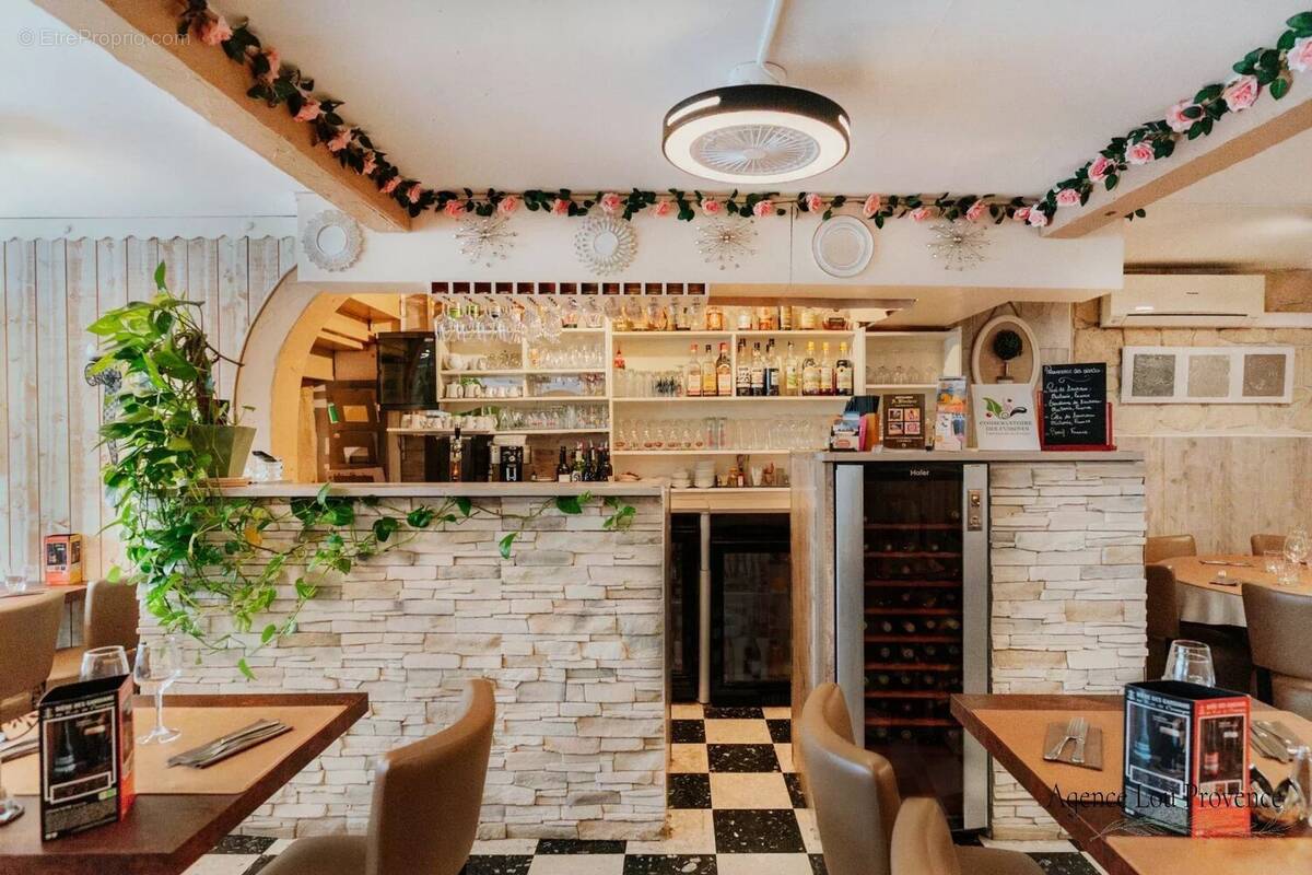 Commerce à SAINTES-MARIES-DE-LA-MER