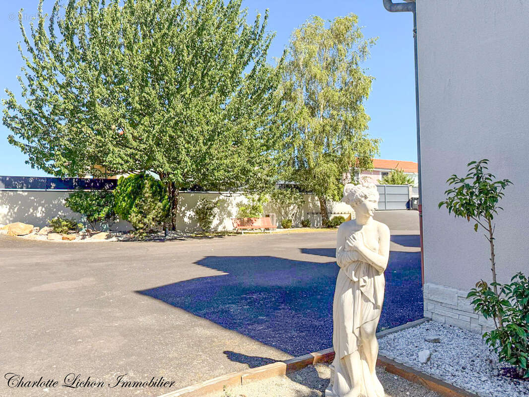 Maison 208 m2 - 292 m2 au sol - 5 chambres - véranda - garage - piscine  - cour et jardin - photo 28