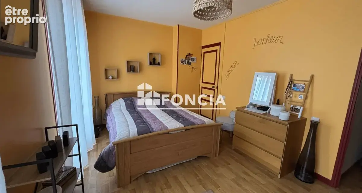 À vendre à parthenay – maison de ville avec jardin ! - photo 5