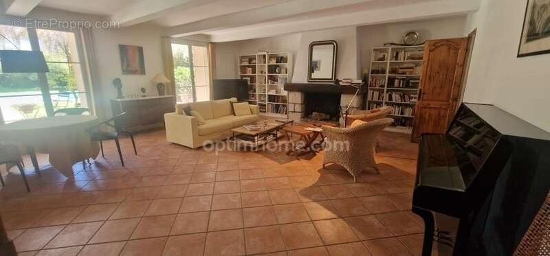 Maison à SAINT-MITRE-LES-REMPARTS