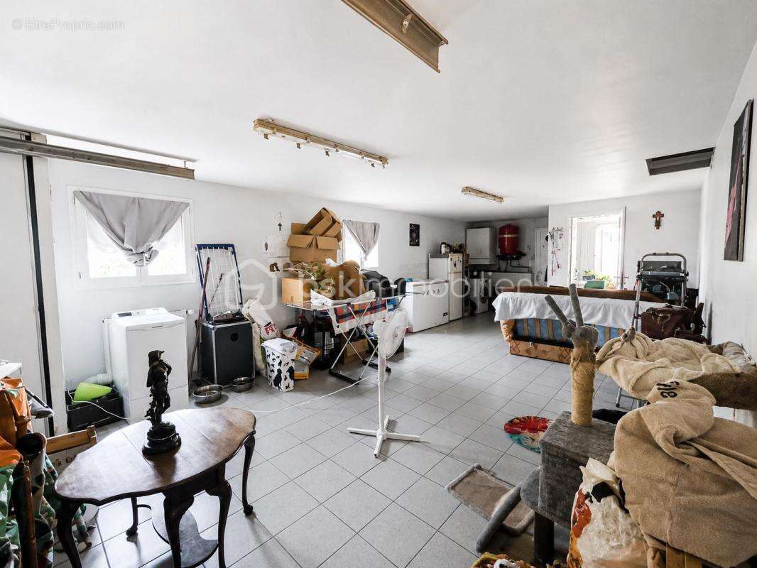 Maison familiale de plain-pied de 170 m² avec 2 830 m² de terrain - photo 11