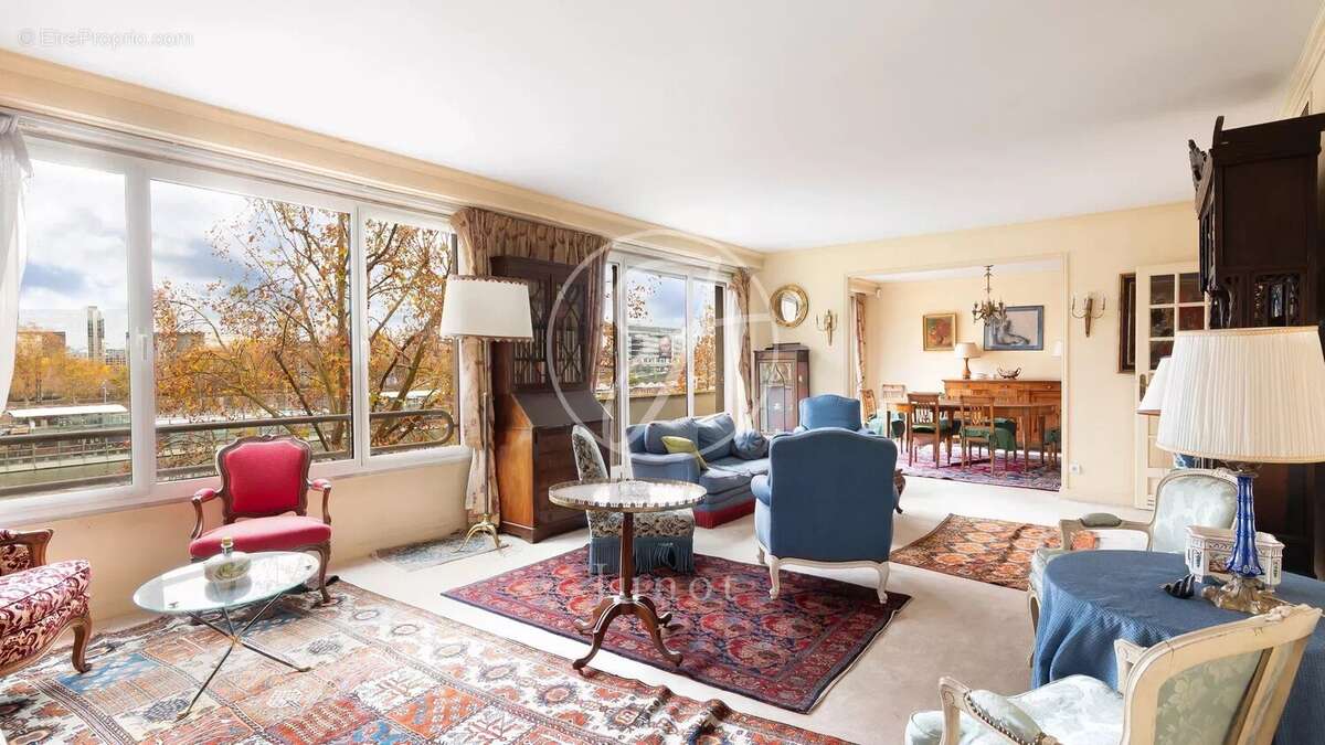 Appartement à PARIS-16E