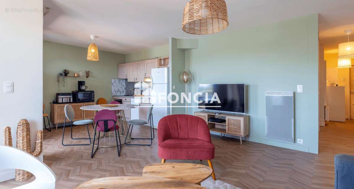 Châtelaillon-Plage. Niché au sein d’une résidence de standing avec ascenseur, cet appartement vous offre une vue imprenable sur  - photo 4