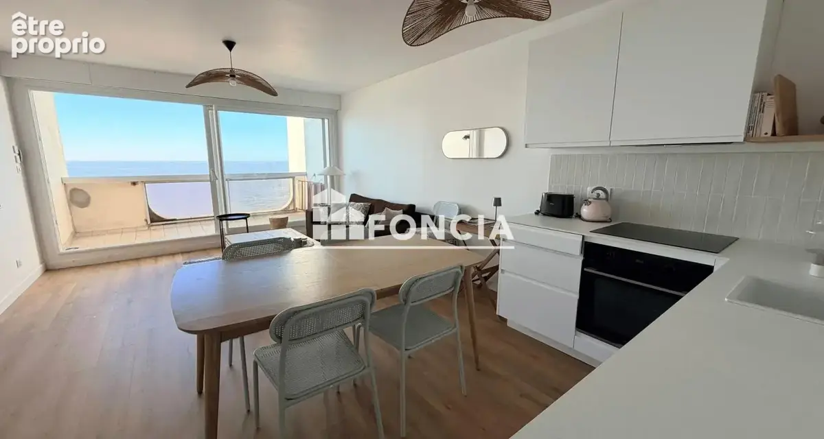 8eme etage face mer - magnifique vue sur ile des evens- superbe etat general + box privatif - photo 2