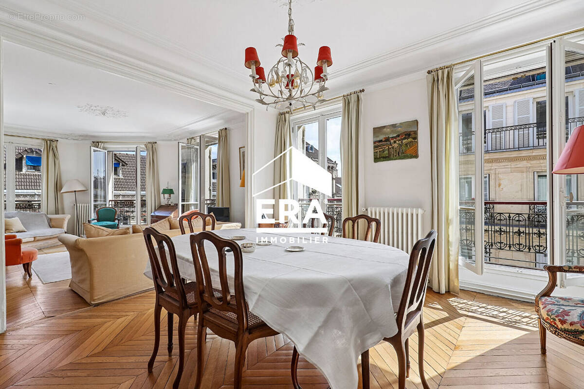 Appartement à PARIS-8E