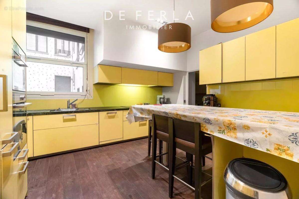 Appartement à PARIS-16E