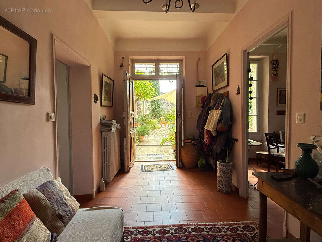 Maison à LA ROQUE-D&#039;ANTHERON