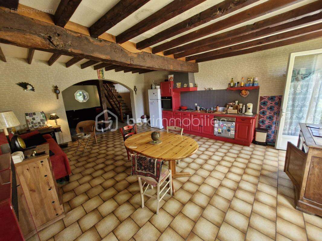 Charmante maison en pierre de 115m2 avec garage et dépendance sur son terrain clos de 800m2 à Camps-sur-l'Isle - photo 2
