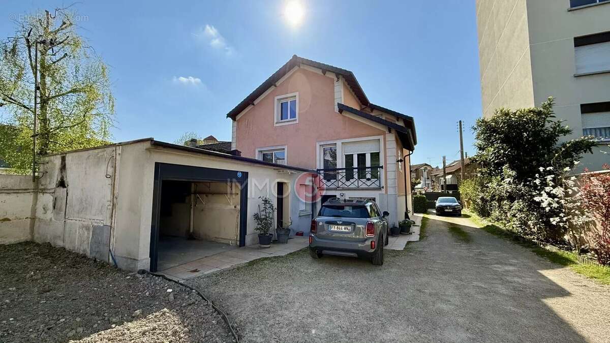 Appartement à LES PAVILLONS-SOUS-BOIS