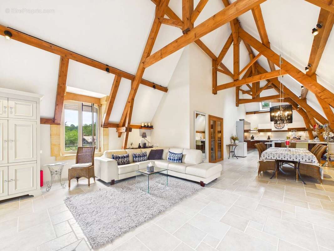 Élégante Résidence en Pierre avec Vues Panoramiques et Espaces de Vie Modulables - photo 5