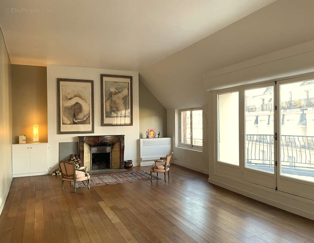 Appartement à PARIS-16E