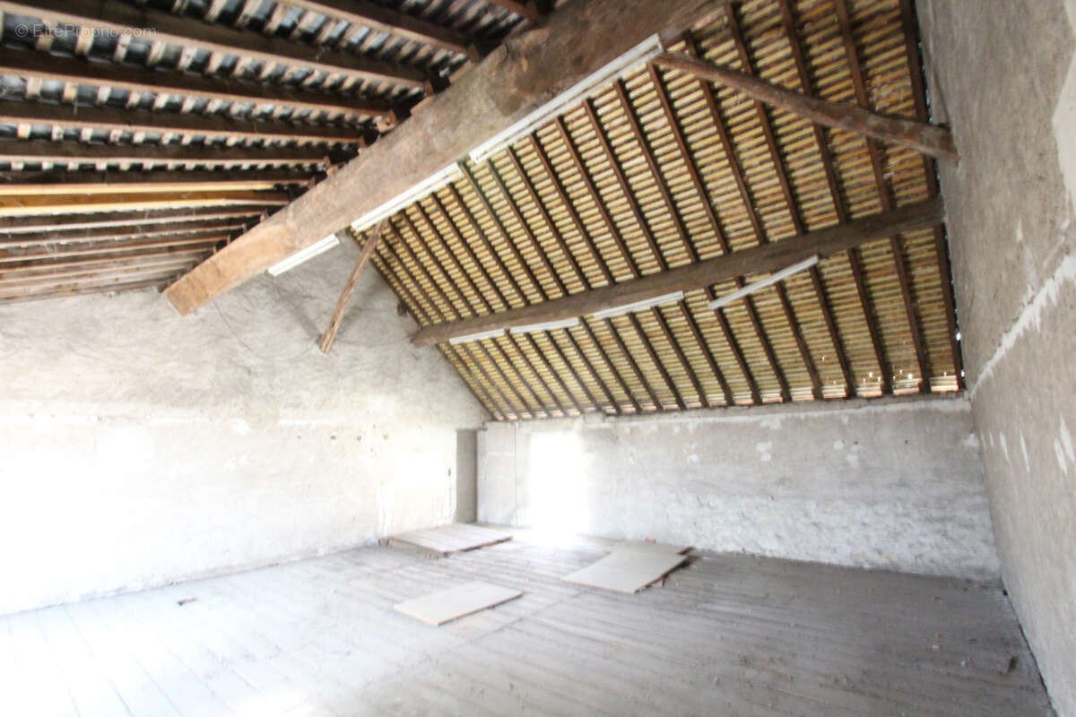 Centre-ville Charité-sur-Loire, bâtiment 162 m2 sur deux niveaux - photo 5