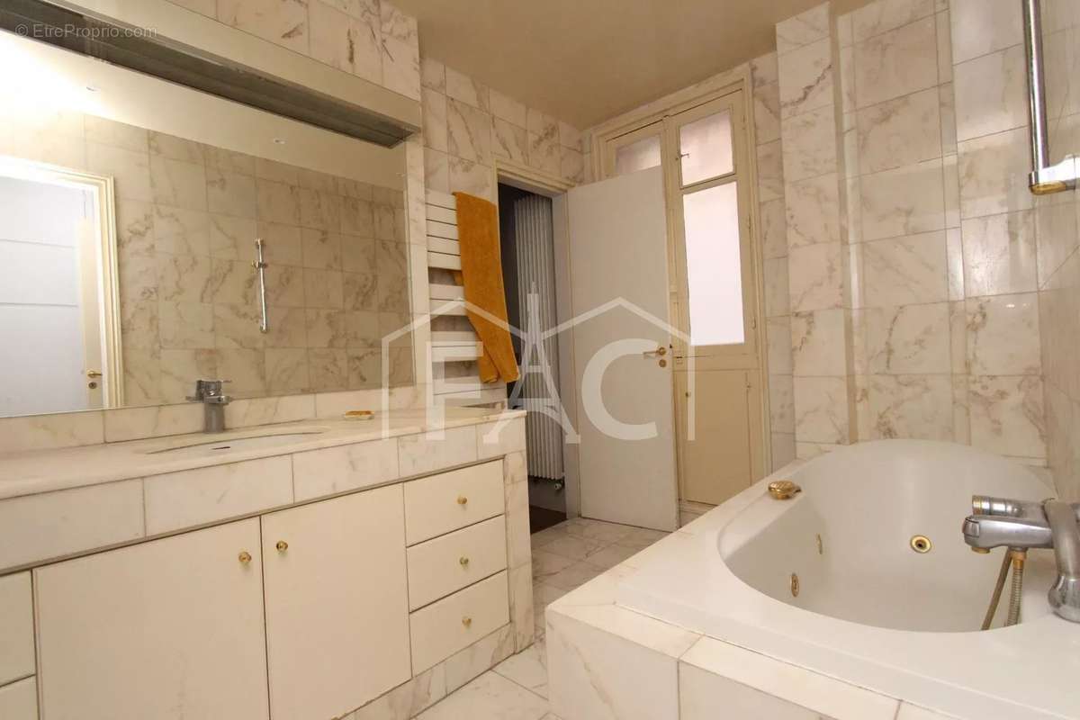 Appartement à PARIS-17E