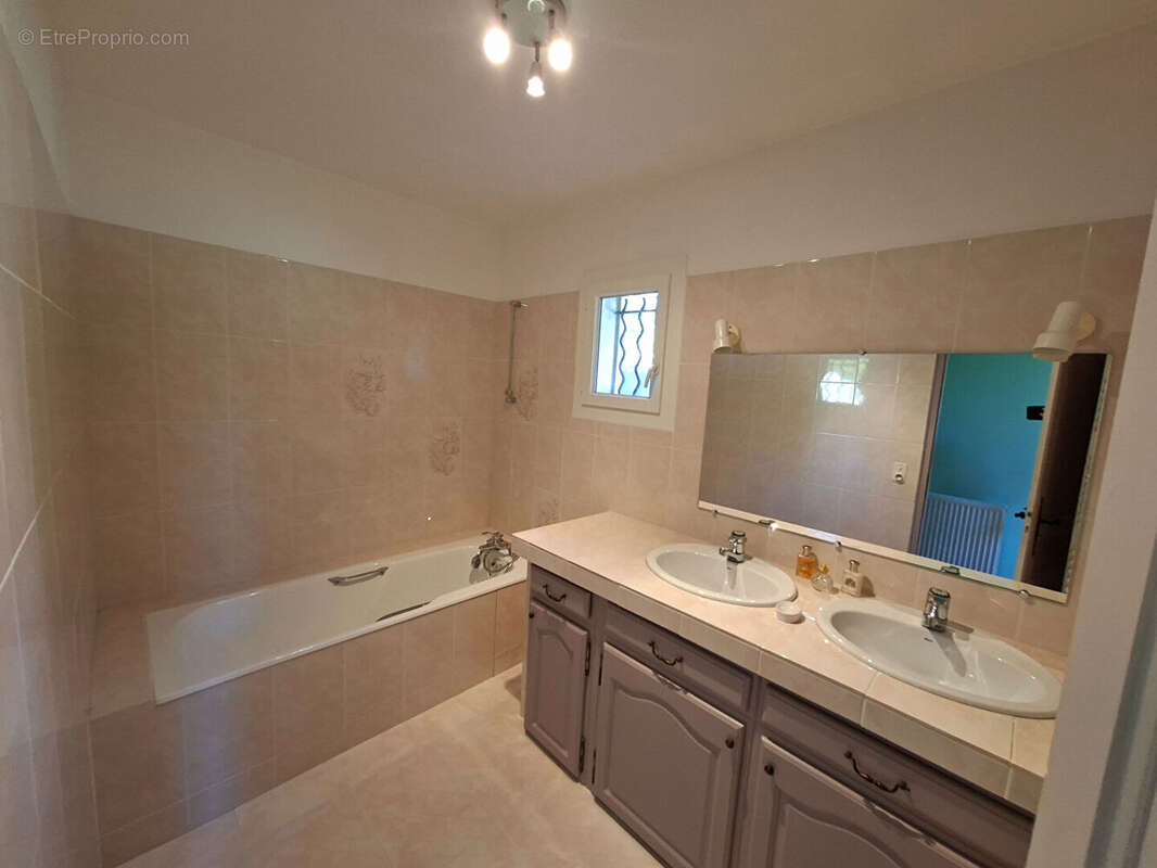 Maison d'exception à vendre à Pertuis - 7 pièces, 5 chambres, grand terrain - photo 13