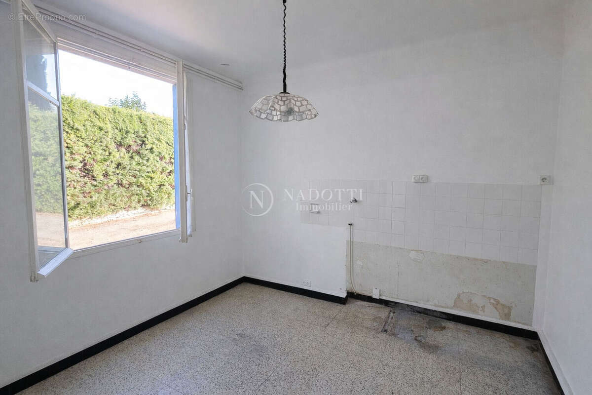 Cabannes, Maison de ville avec petite terrasse privative ( fenêtres, Peinture, Electricité refaite) - photo 4