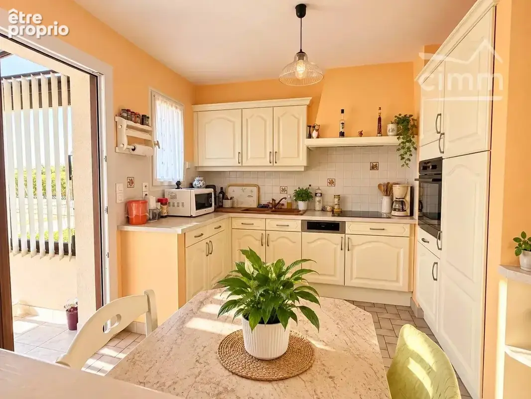 À Vineuil, à seulement 5 minutes de Blois, une maison familiale où espace, confort et proximité des commerces se conjuguent au q - photo 9