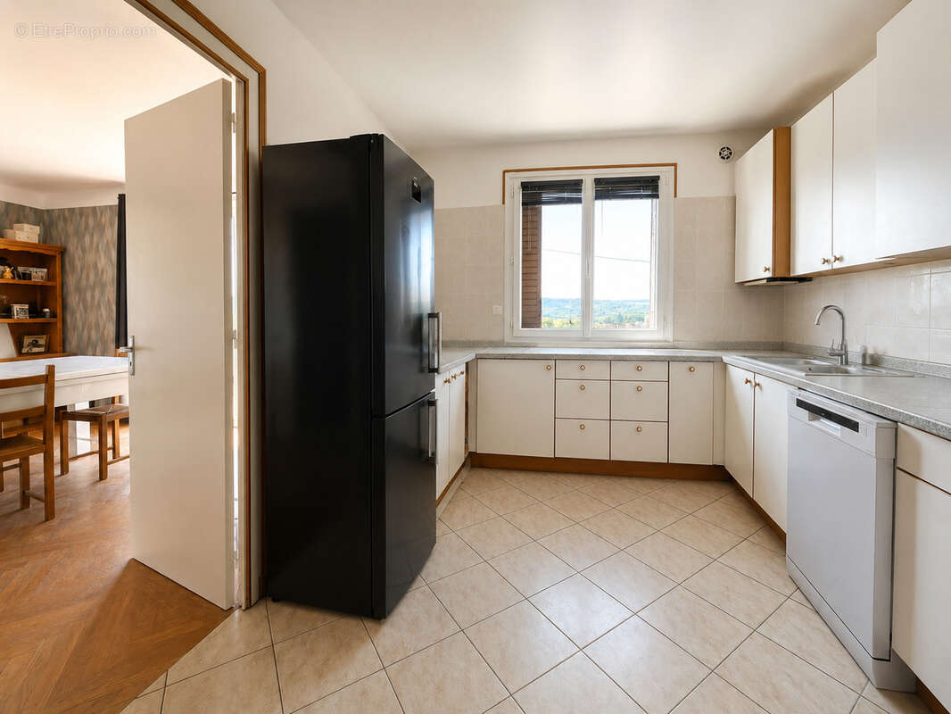Oyonnax · Maison ~200 m2 · 3 niveaux · terrain 667 m2 · vue montagne · - photo 10