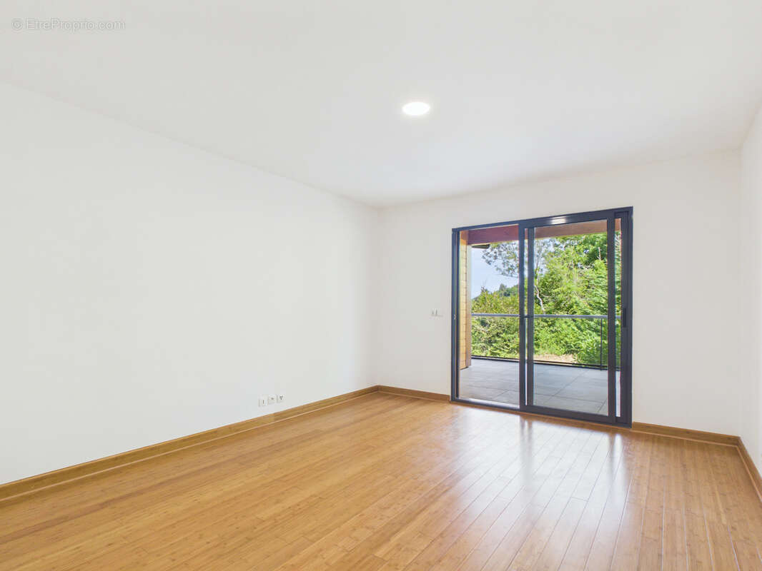 LUCINGES - Maison d'architecte contemporaine de 7 pièces avec piscine. - photo 19
