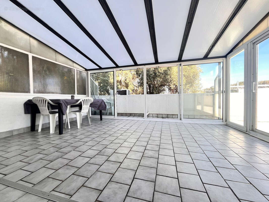 La Ciotat Appartement T2 + véranda + terrasse+ parking - photo 7
