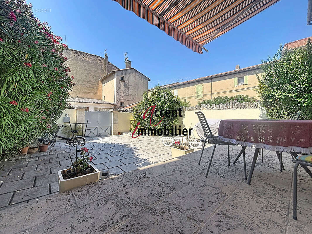 Appartement T3 avec cour extérieur et garage - photo 2