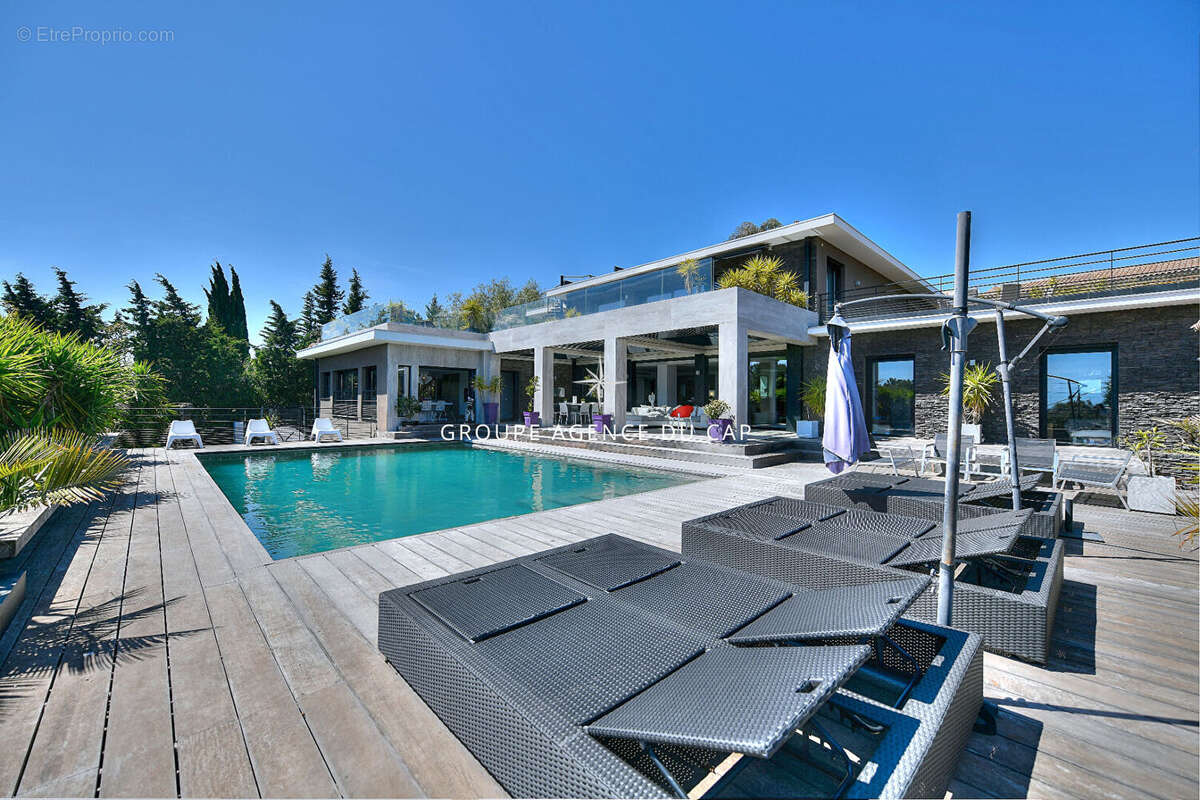 Villa d'exception à vendre à ST RAPHAEL avec vue mer. - photo 2