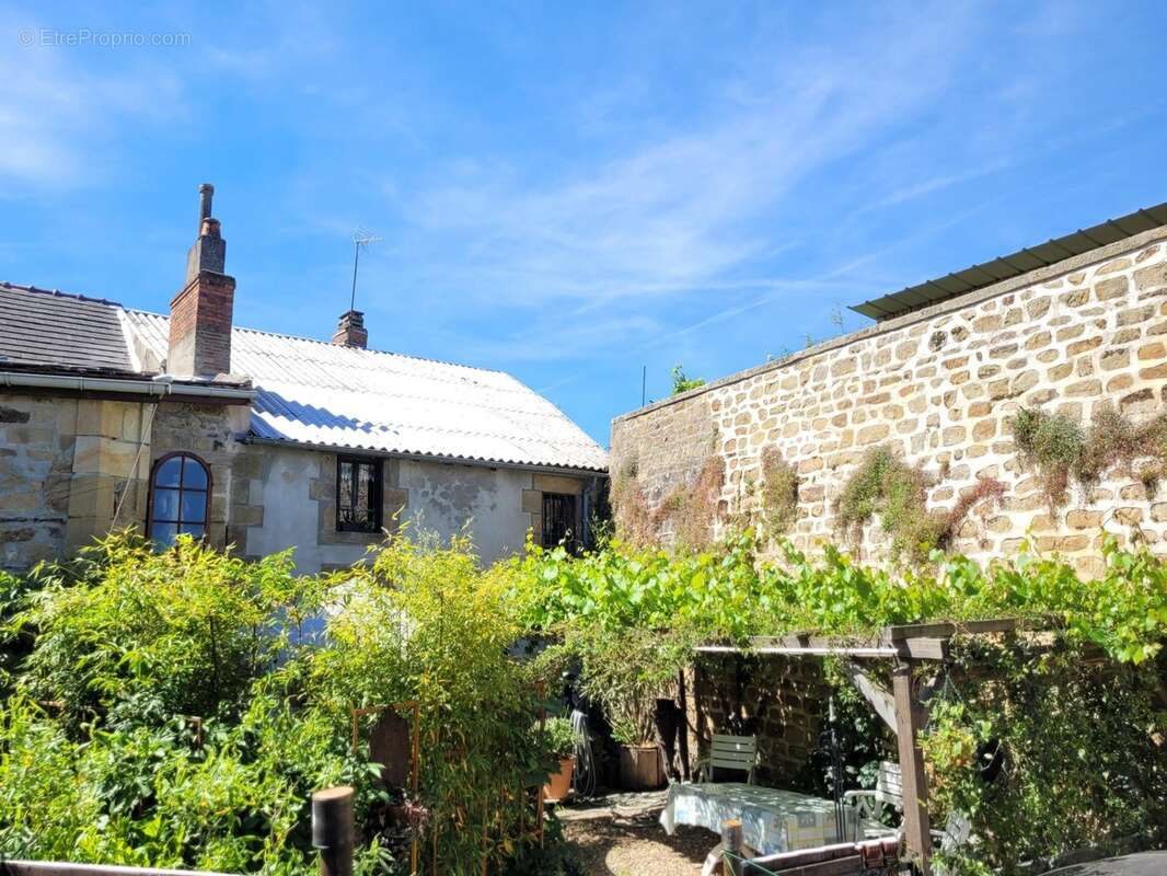 Jolie Maison de village rénovée + Fort potentiel d'agrandissement BUXIERES LES MINES (03) - photo 2