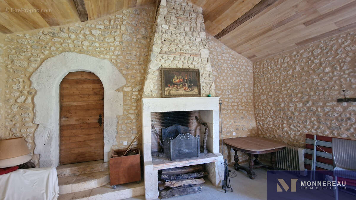 Maison à MONTMOREAU-SAINT-CYBARD