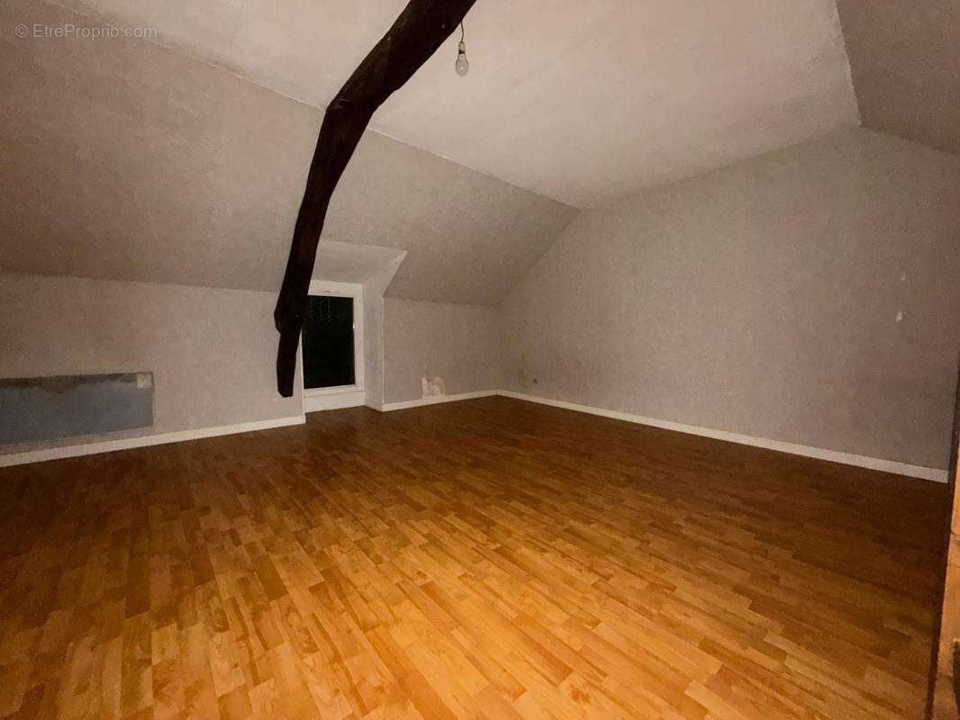 Maison à AINAY-LE-CHATEAU