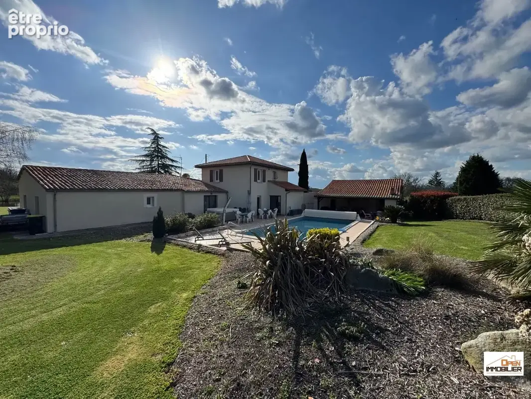 Maison 8 pièces 208 m² à vendre à Oriolles (16480) - photo 2