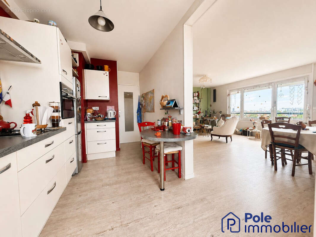 CAEN APPARTEMENT AVEC GARAGE- CUISINE OUVERTE SUR LE SALON  - Appartement à CAEN