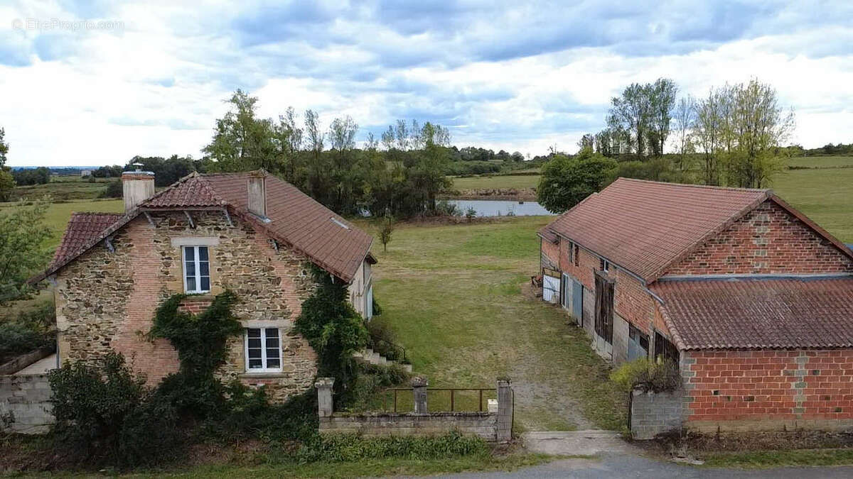 Maison et grange 265m² / 10 chs / 18 hects / dépendances / ETANG - photo 2