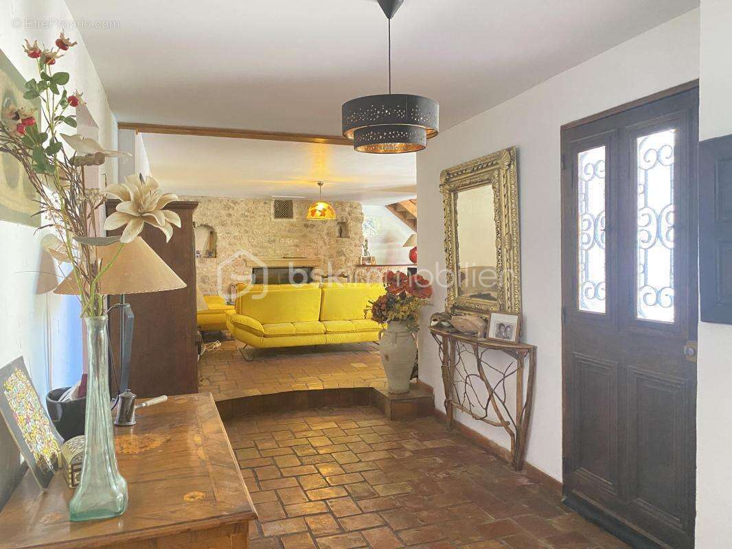 Maison à LA ROQUE-D&#039;ANTHERON