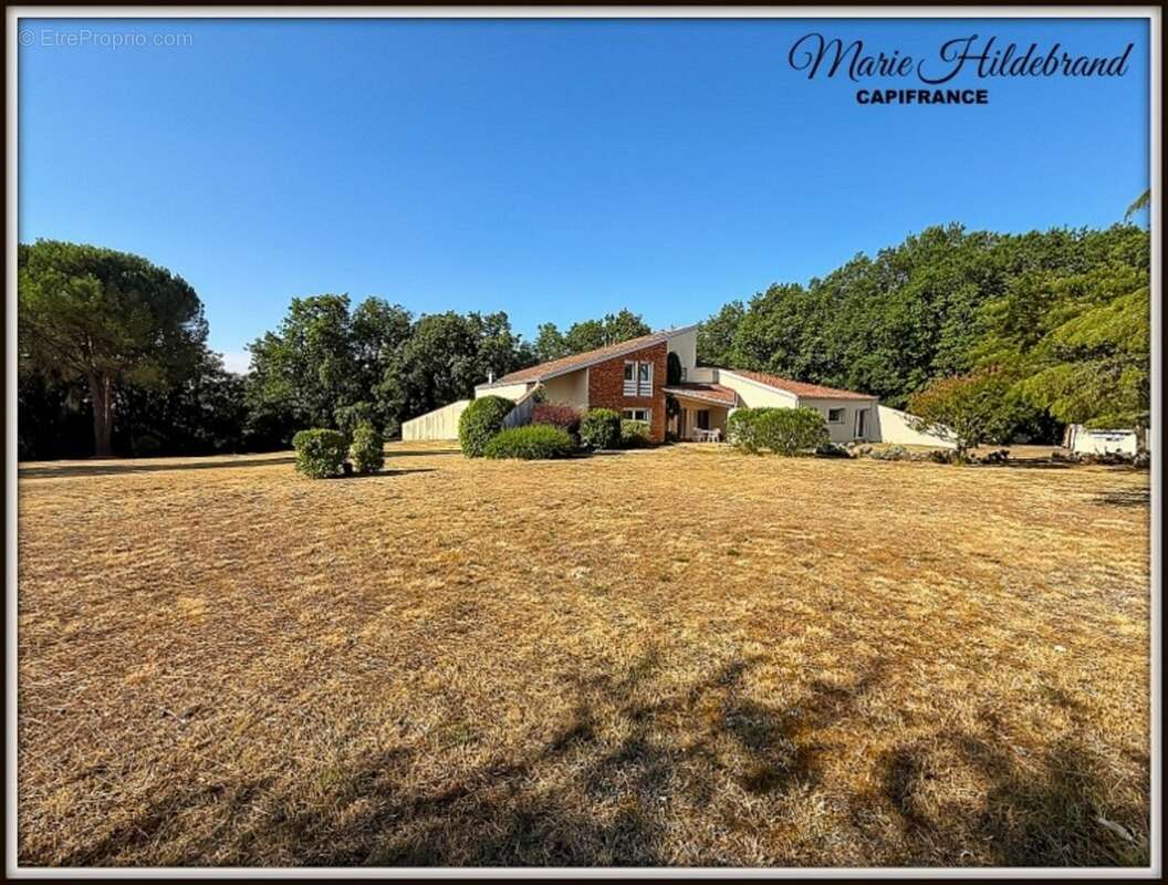Maison d'architecte de caractère – 285 m² habitables – Vue dominante – Piscine – Grand garage - photo 2