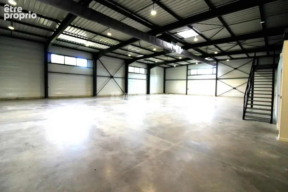 684 m² à Aoste  - photo 2