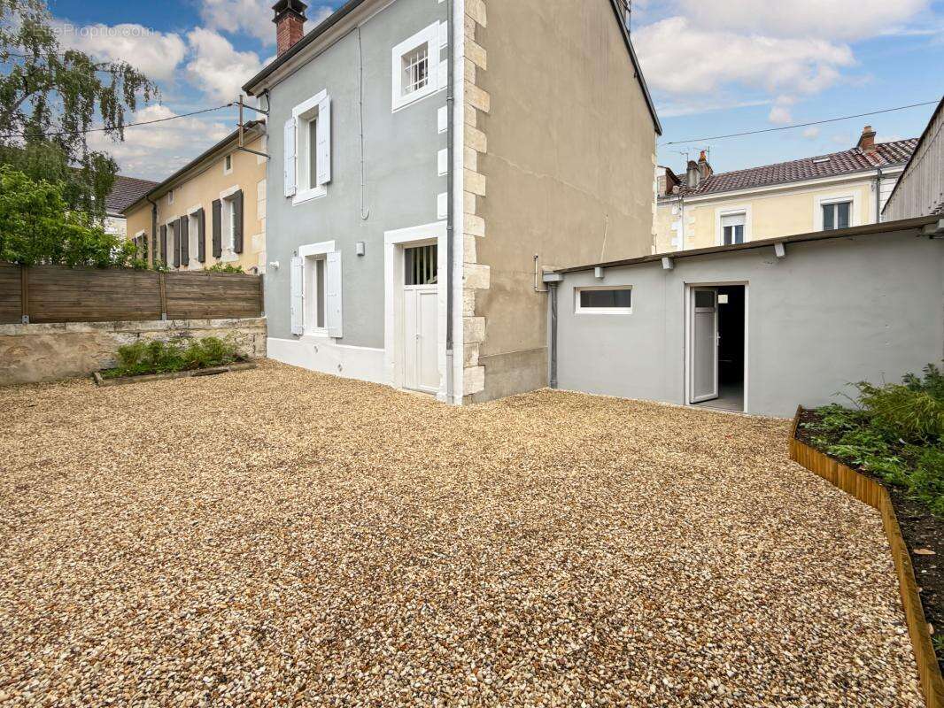  ensemble immobilier rénové avec double garage – quartier saint-georges à périgueux  - photo 7