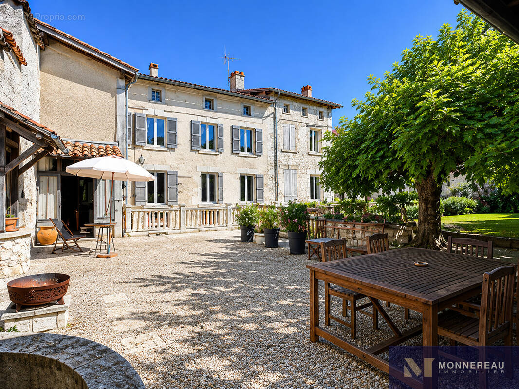 Maison à BARBEZIEUX-SAINT-HILAIRE