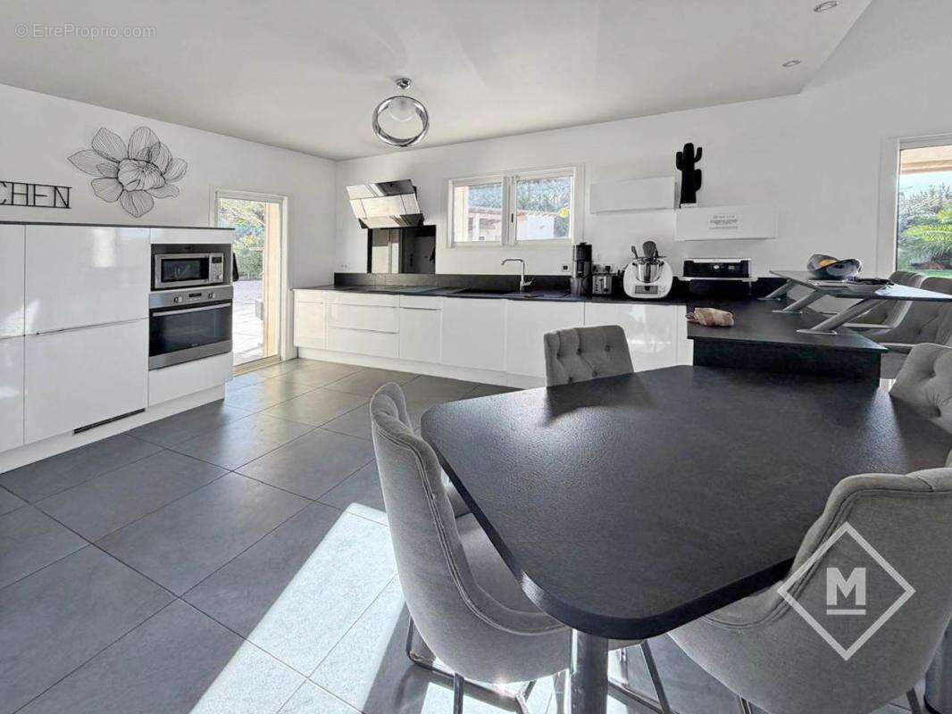 Maison d’Architecte de 250 m² dans un Écrin Arboré de 3 000 m² - photo 15
