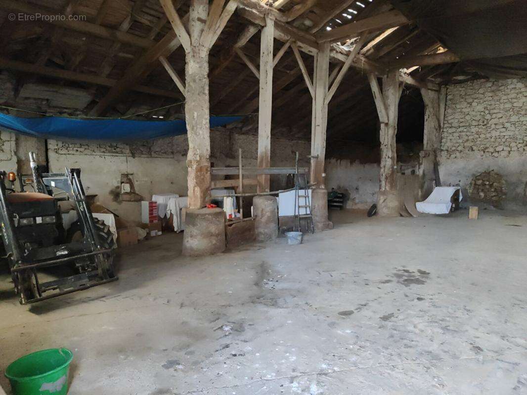 Corps de ferme en pierre 300m²  à  réhabiliter + hangars sur terrain de 6500 m² - photo 4