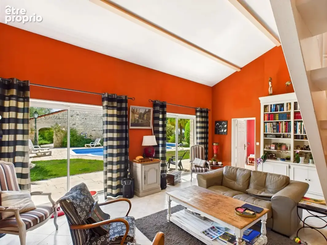 A proximité de Ruffec, magnifique maison en pierre de caractère offrant cinq chambres avec jardin, piscine et dépendances - photo 5