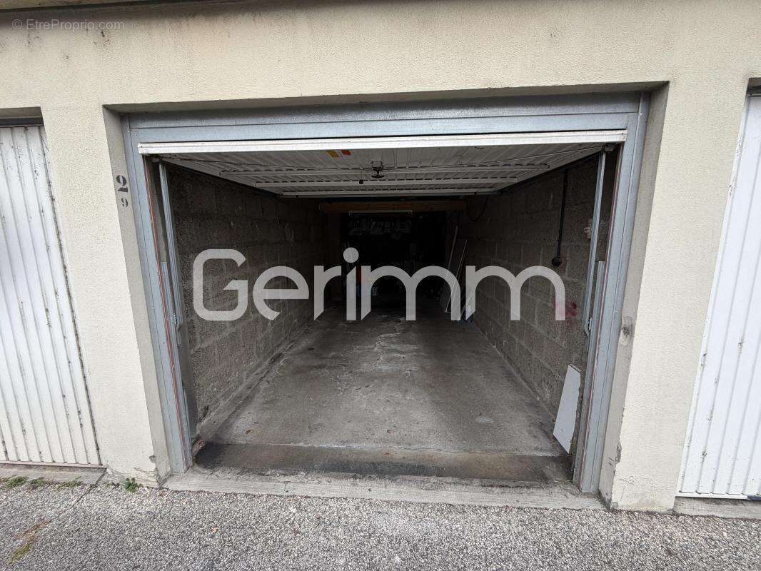 Parking à SAINT-MARTIN-LE-VINOUX