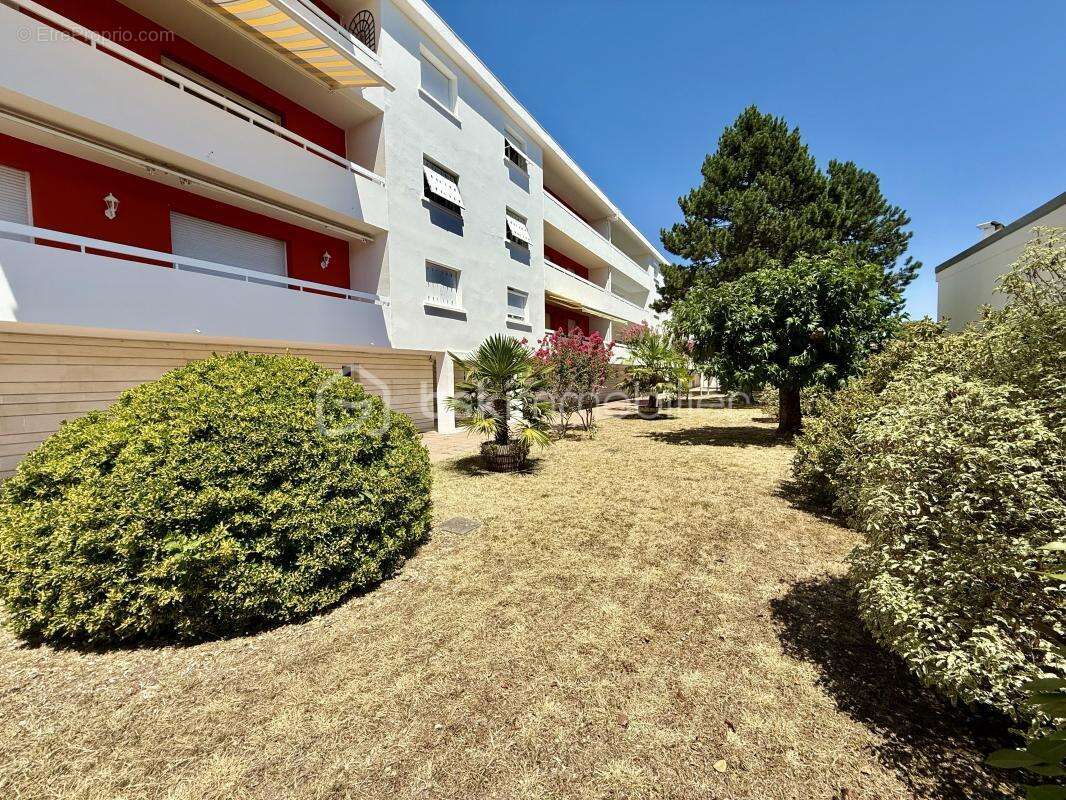 Appartement lumineux cinq pièces avec balcon, garage et cave - ROYAN à 10 minutes à pied de la plage de Pontaillac et du pigeonn - photo 2