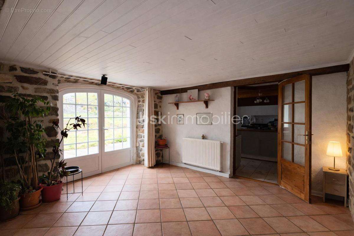 Maison en pierre 131 m² + grange 110 m² – Fort potentiel gîtes - photo 4