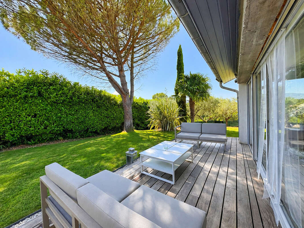 Villa plain pied 160m2 - Piscine - Terrain arboré de 1045m2 - photo 4
