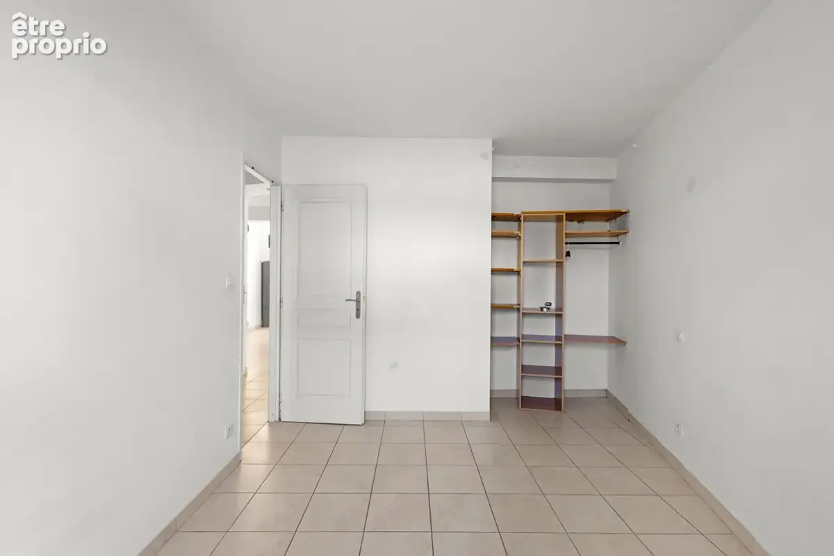 Maison de plain-pied, belle hauteur sous plafond, Environnement verdoyant. - photo 9