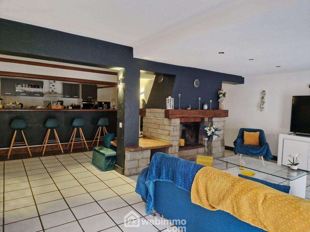 Elle dispose de deux grandes baies vitrées. - Maison à VENTHON