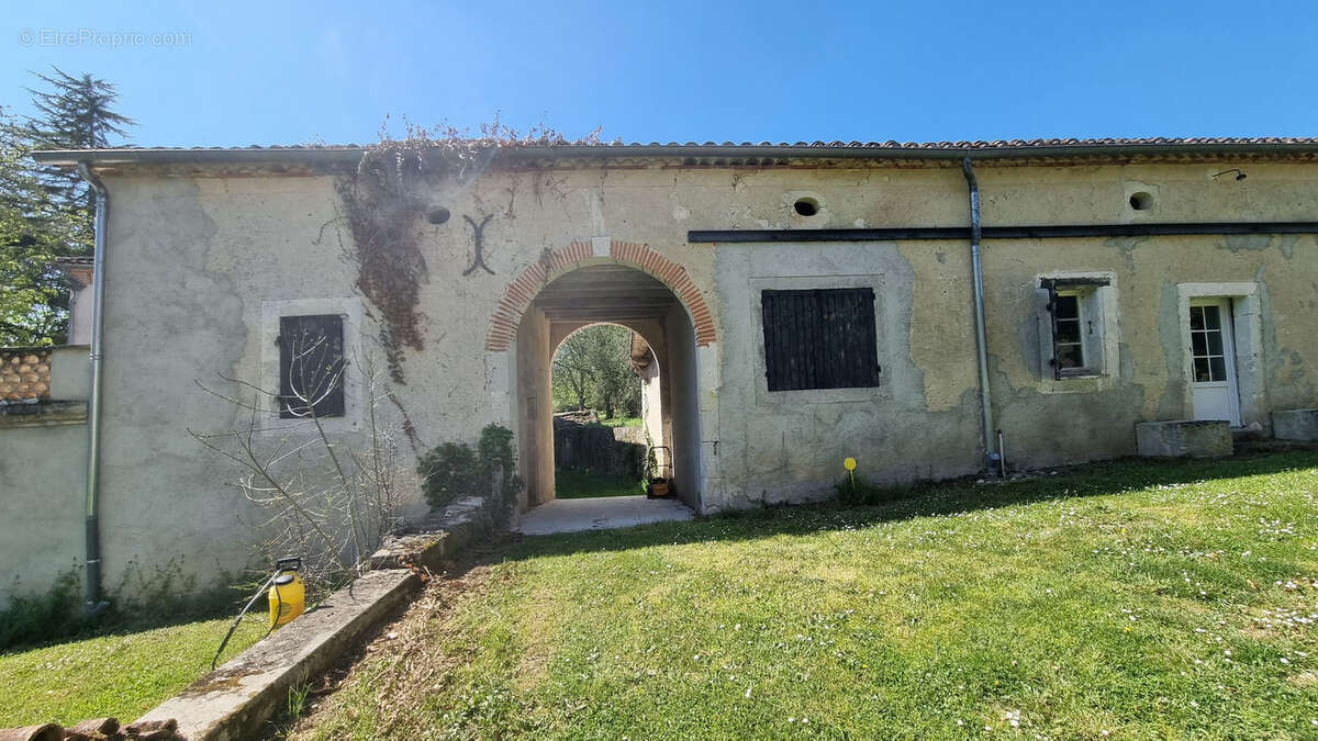 Très beau château datant du XVI ème entièrement rénové au milieu de 50 hectares et ses trois lacs situé dans l - photo 94