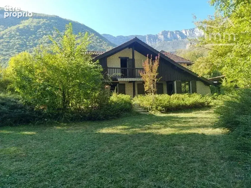 À vendre – Maison de caractère avec piscine, terrain de 2 090 m² et nombreuses dépendances à Saint-Vincent-de-Mercuze - photo 2